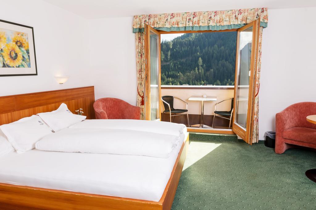 Hotel Tirolerhof แซร์เฟาส์ ภายนอก รูปภาพ