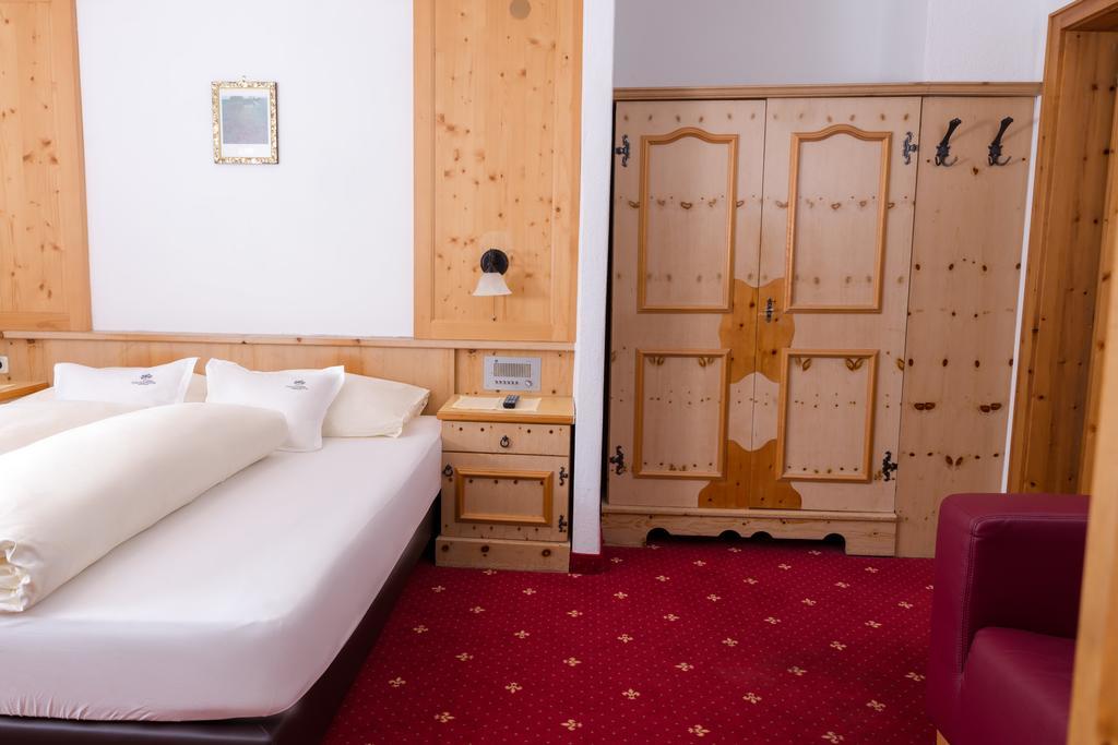 Hotel Tirolerhof แซร์เฟาส์ ภายนอก รูปภาพ