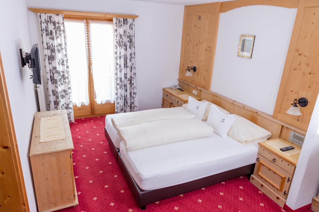 Hotel Tirolerhof แซร์เฟาส์ ภายนอก รูปภาพ