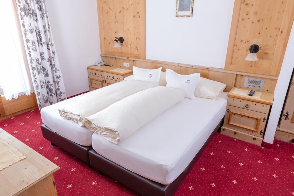Hotel Tirolerhof แซร์เฟาส์ ภายนอก รูปภาพ