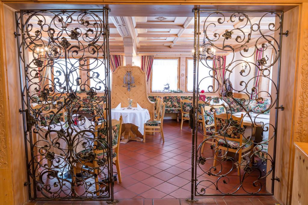 Hotel Tirolerhof แซร์เฟาส์ ภายนอก รูปภาพ